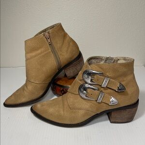 Band of Gypsies Jericho Western Buckle Booties Size 7.5 Tan Suede Faux Leather